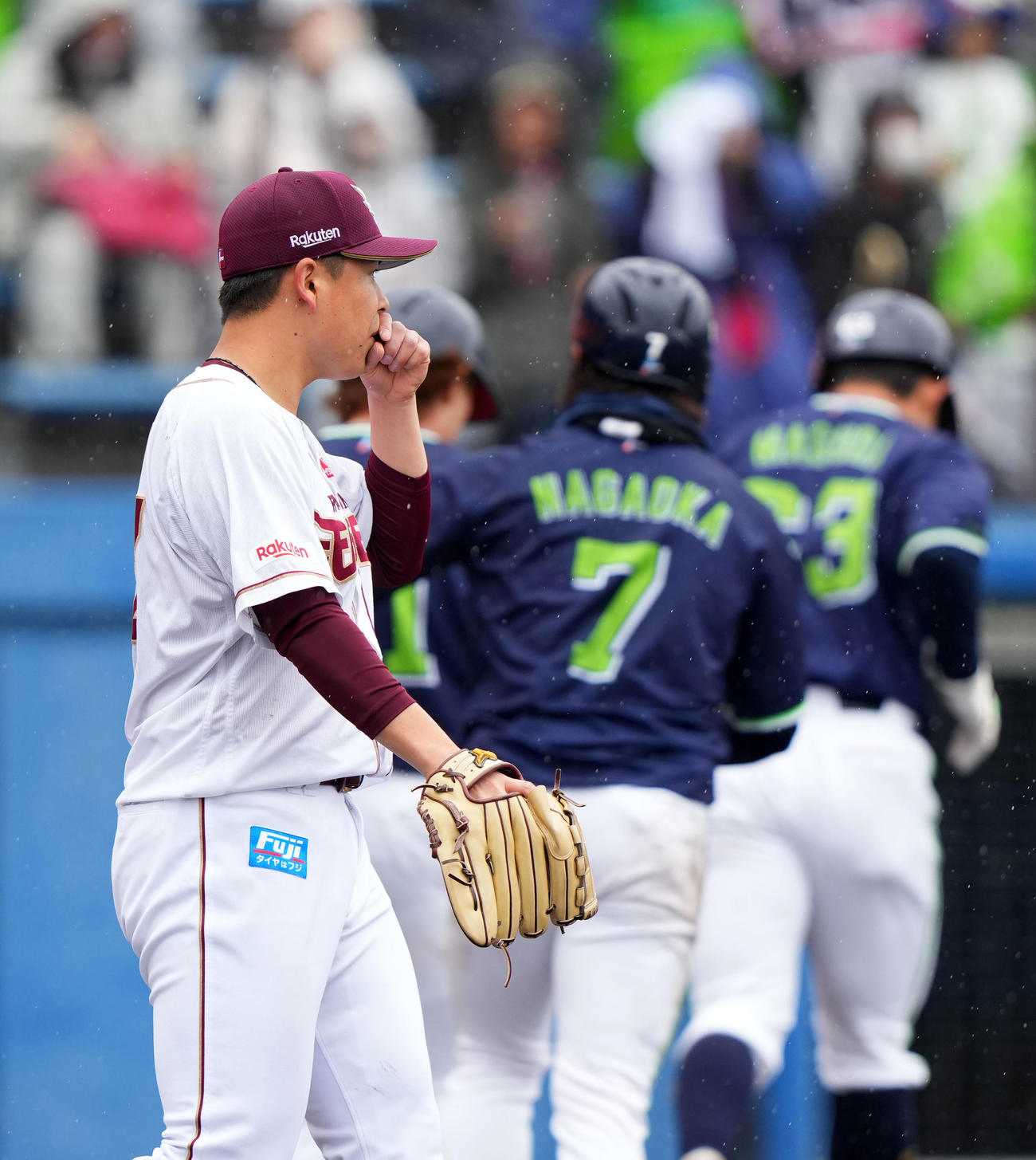 楽天対ヤクルト　1回表ヤクルト2死満塁、北村恵に左中間へ3点適時二塁打を浴び肩を落とす藤井（撮影・横山健太）
