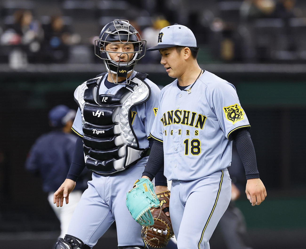 西武対阪神　3回を終え、坂本（左）とベンチに戻る阪神伊原（撮影・藤尾明華）