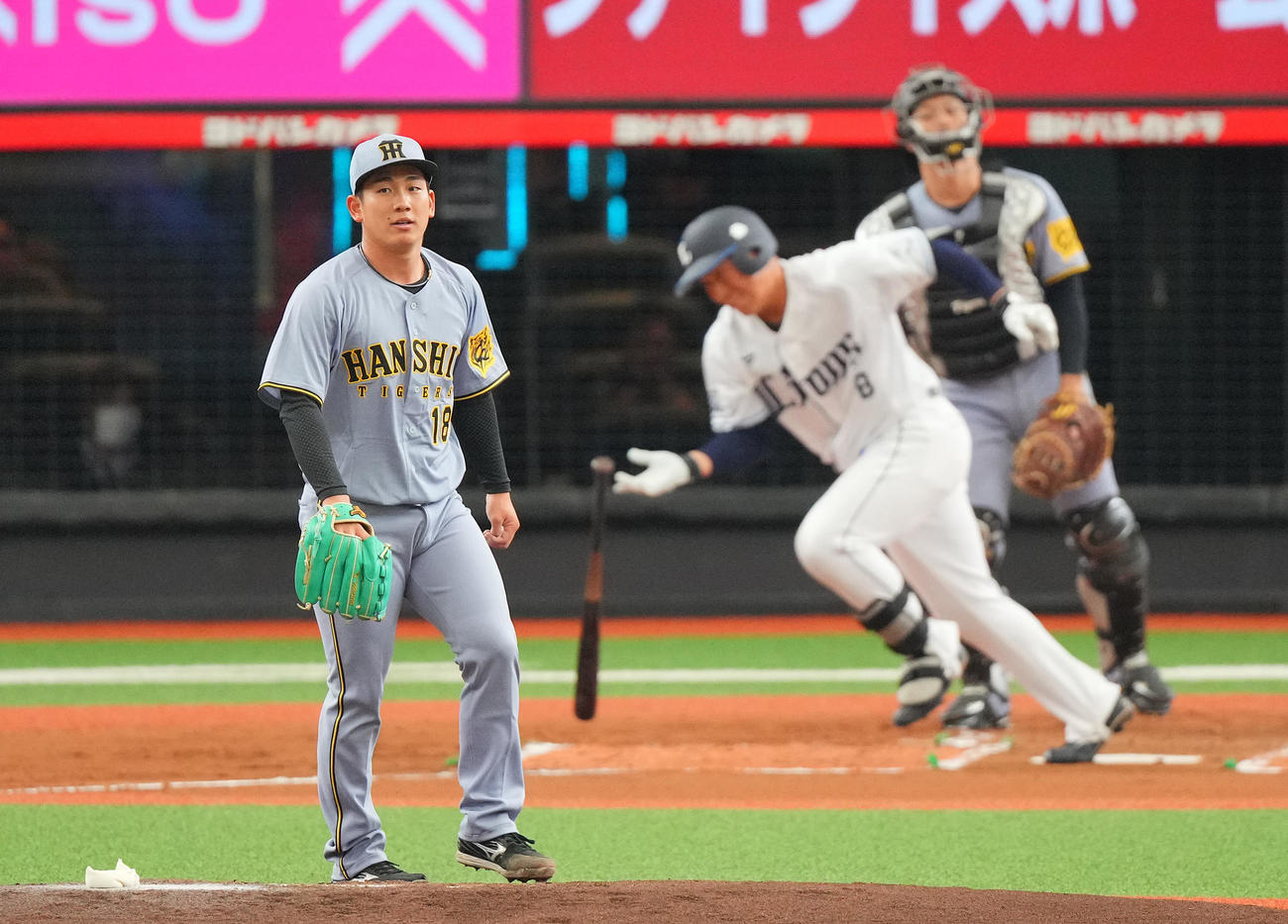 西武対阪神　2回裏西武1死、渡部を左飛に仕留める伊原（撮影・垰建太）