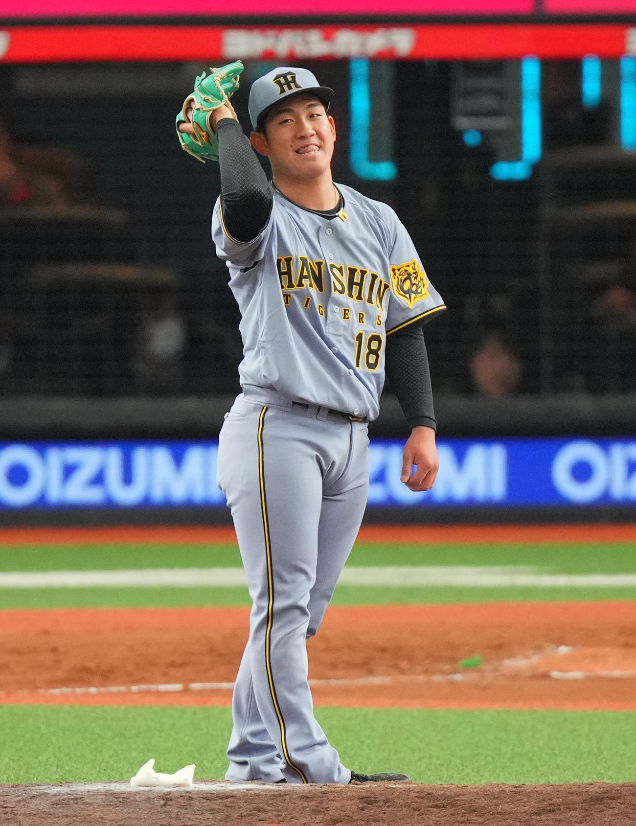 西武対阪神　4回裏西武2死一、二塁、外崎に四球を与え苦笑いの伊原（撮影・垰建太）