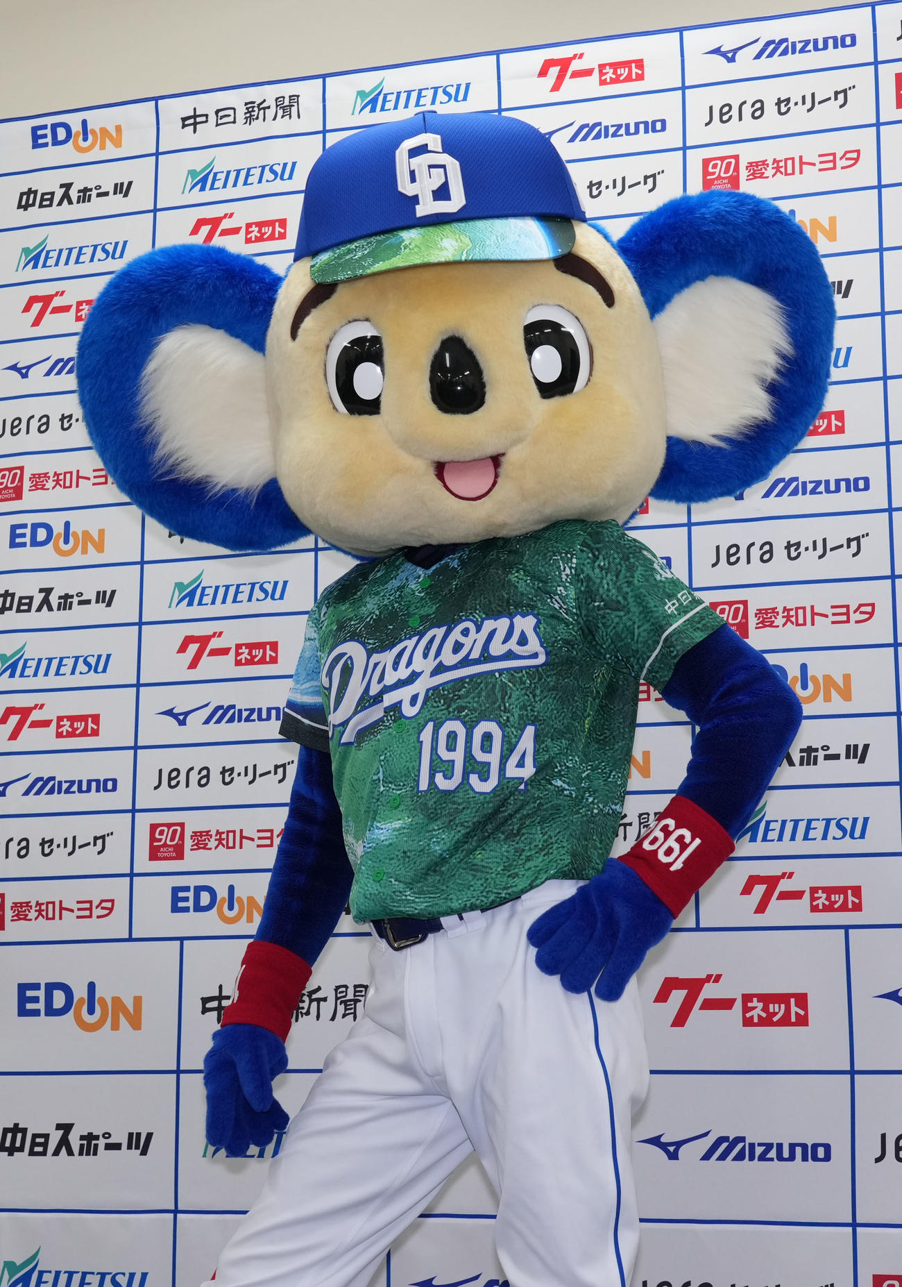 試合前、今年の昇竜ユニフォームが披露されポーズを決めるドアラ（撮影・森本幸一）