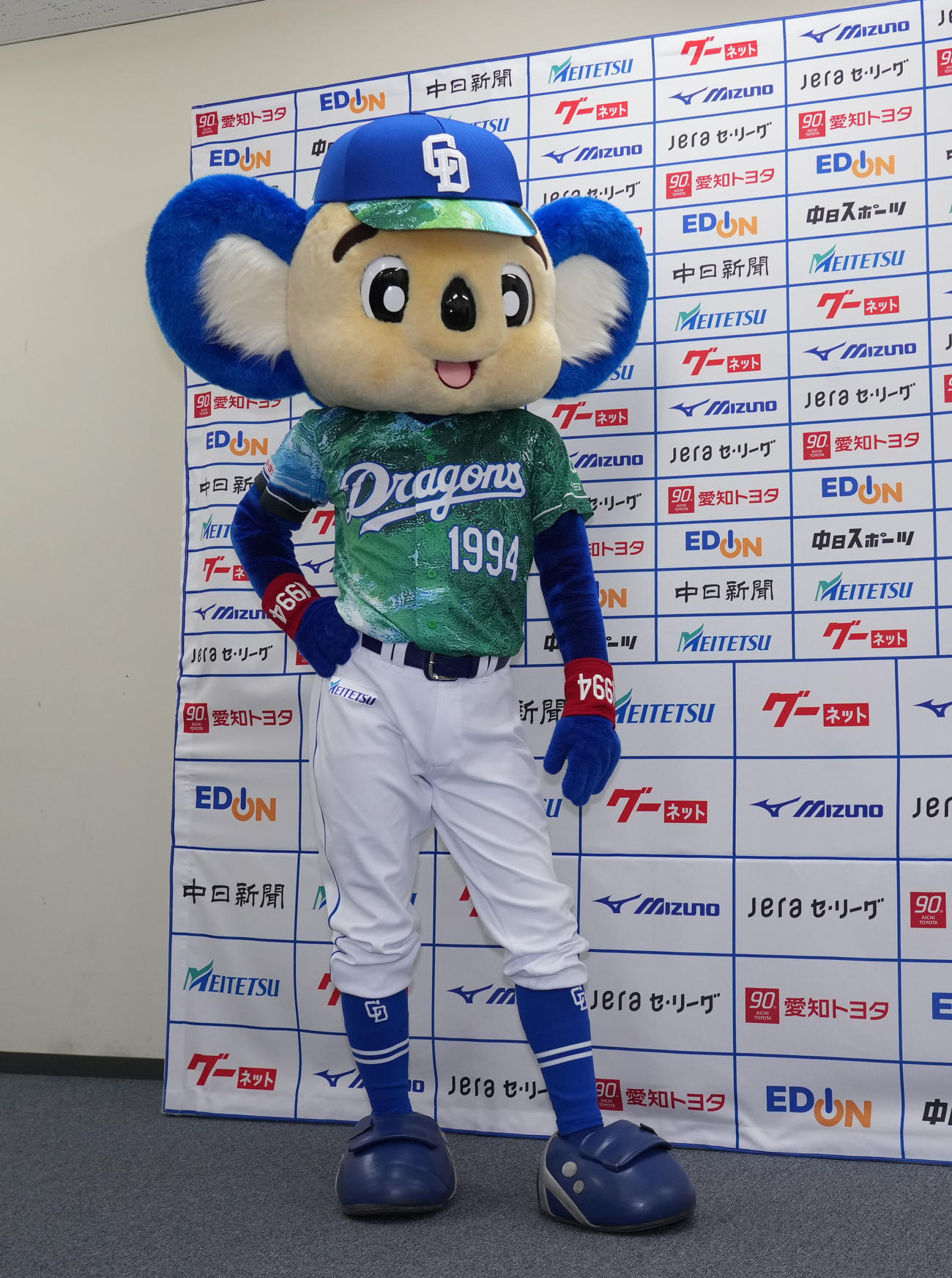 試合前、今年の昇竜ユニフォームが披露されポーズを決めるドアラ（撮影・森本幸一）
