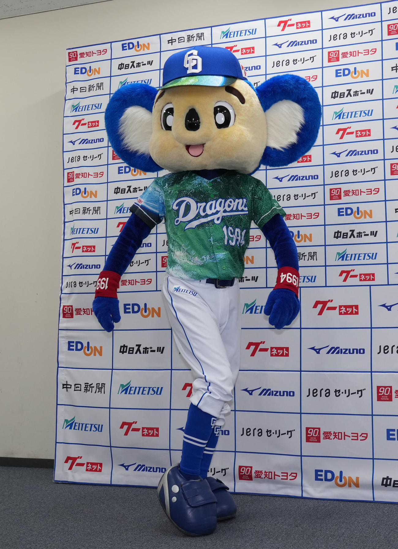 試合前、今年の昇竜ユニフォームが披露されポーズを決めるドアラ（撮影・森本幸一）