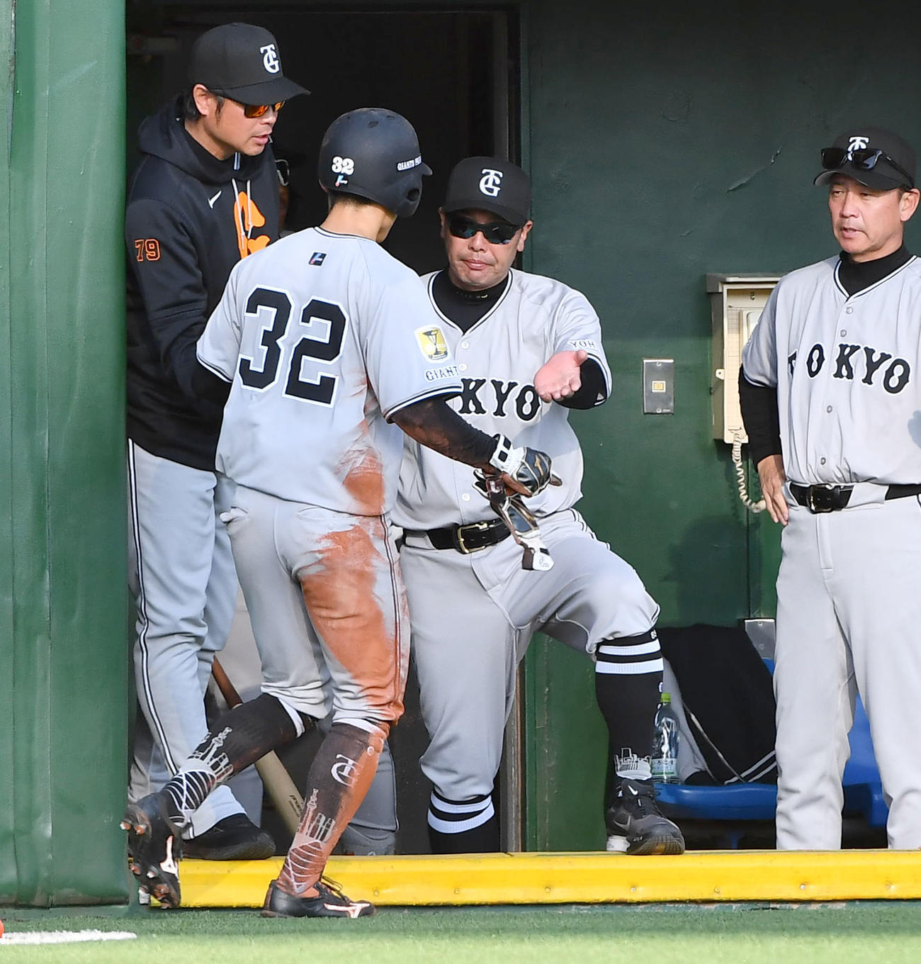 ソフトバンク対巨人　8回表巨人1死一、三塁、投手・田浦の暴投の間に生還した三塁走者の浦田（左から2人目）とタッチを交わす阿部監督（撮影・岩下翔太）