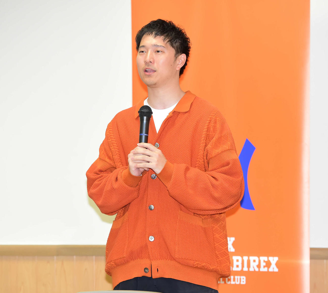 スタジアムグルメ新商品発表会で話すオイシックス副本部長の白石さん