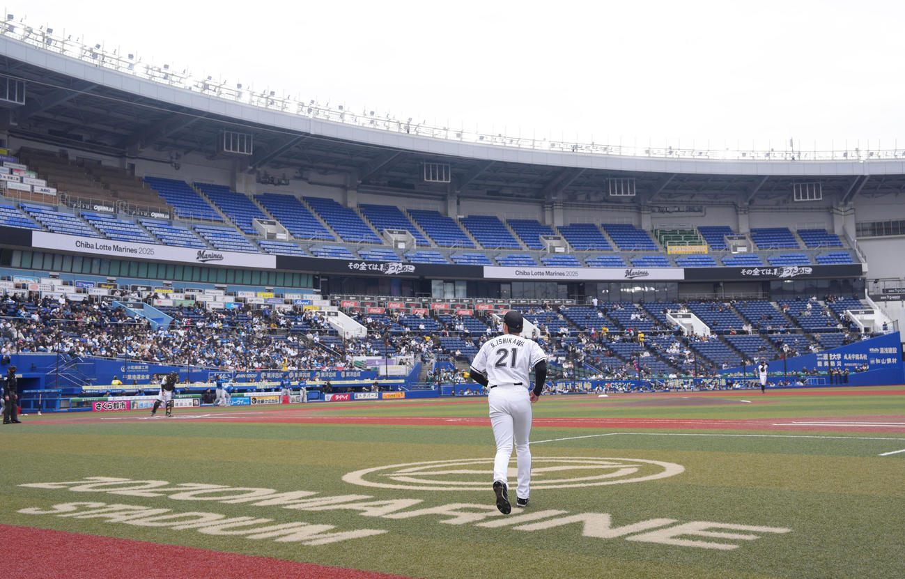 ロッテ対日本ハム　先発マウンドに向かうロッテ石川柊（撮影・足立雅史）