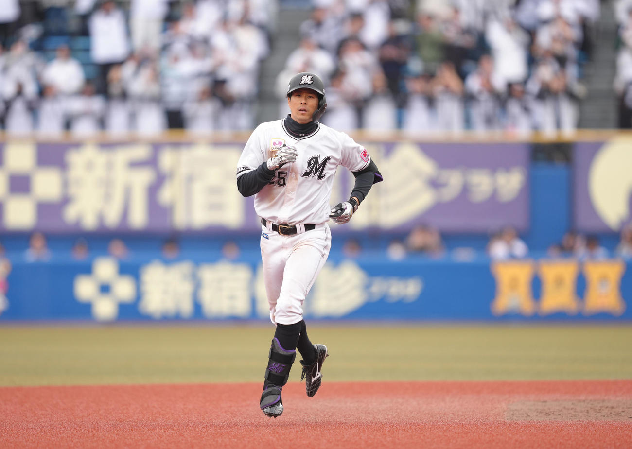 ロッテ対日本ハム　4回裏ロッテ2死一塁、岡は左越え2点本塁打を放つ（撮影・足立雅史）