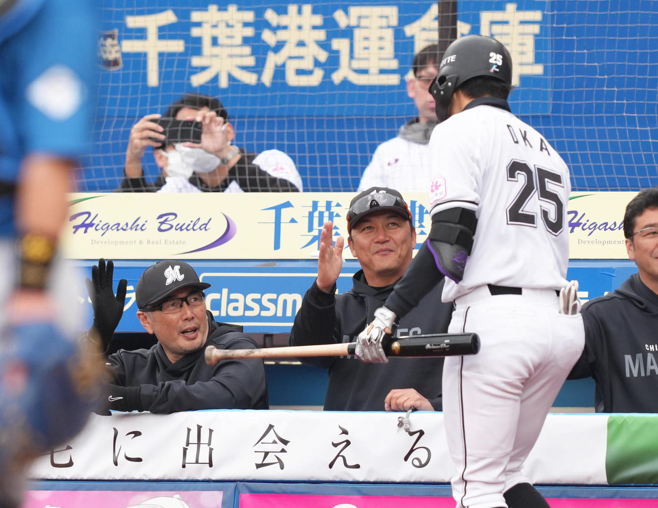 ロッテ対日本ハム　4回裏ロッテ2死一塁、左越え2点本塁打を放った岡（右）を迎える吉井監督（左）（撮影・足立雅史）