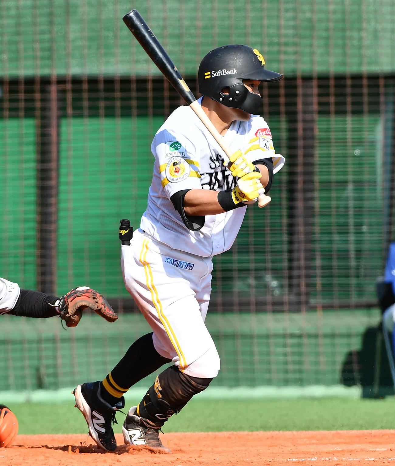 ソフトバンク対巨人　5回裏ソフトバンク2死三塁、中村は中前適時打を放つ（撮影・岩下翔太）