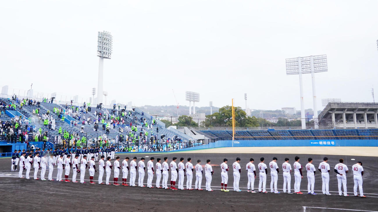 楽天対ヤクルト　試合前、黙とうする楽天ナイン（撮影・横山健太）