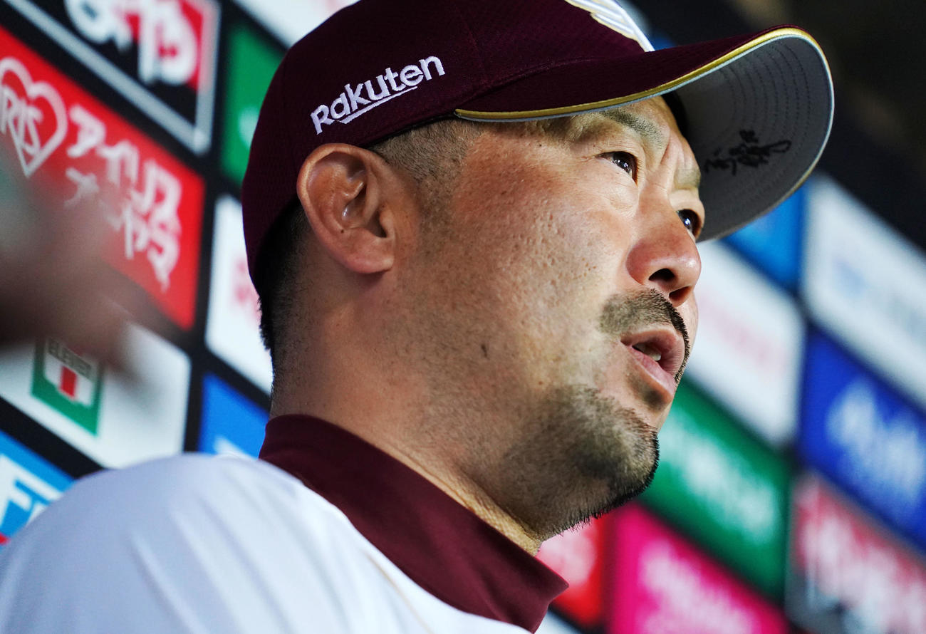 楽天対ヤクルト　試合前、震災への思いを語る楽天三木監督（撮影・横山健太）