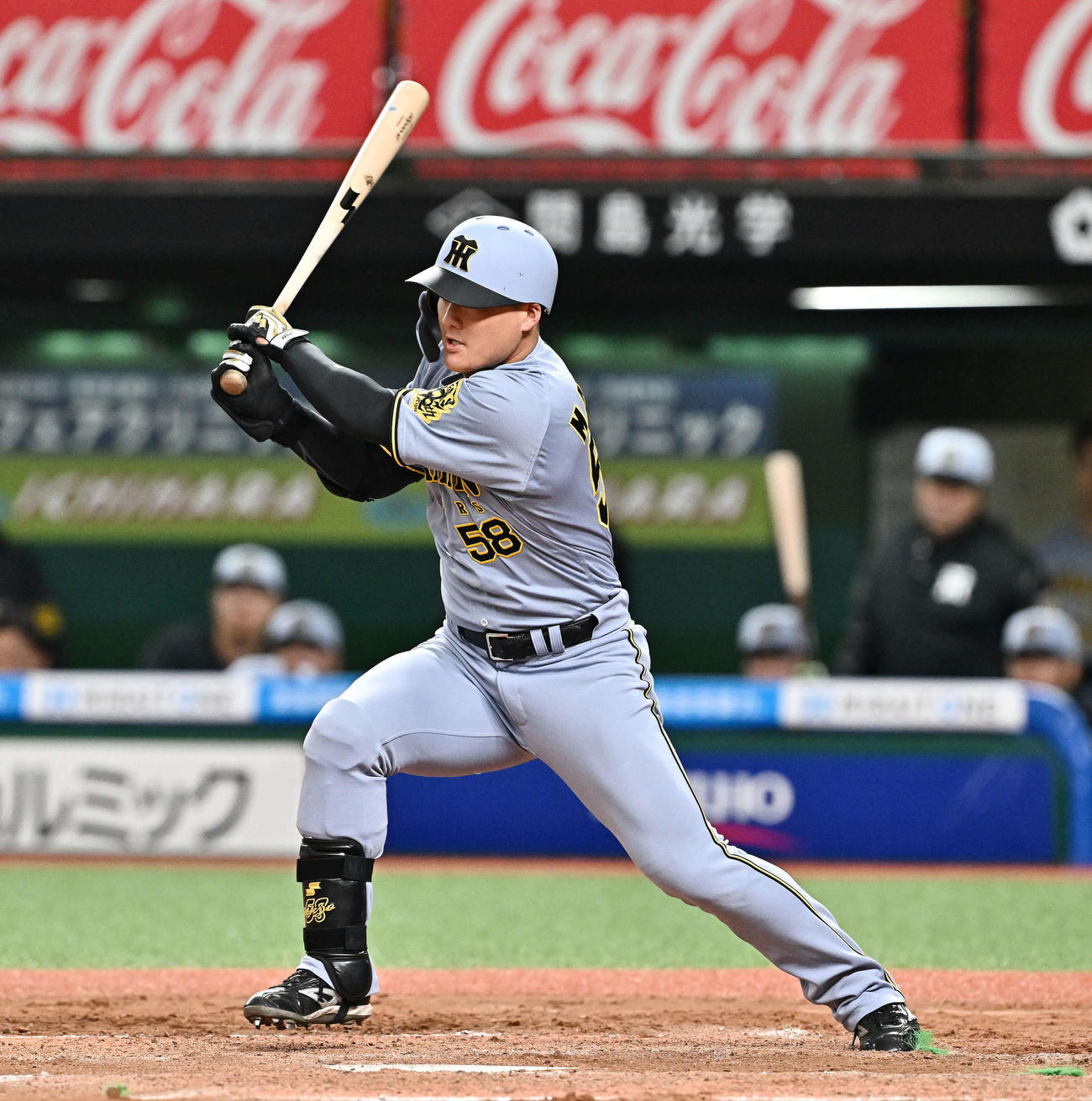 西武対阪神　9回表阪神2死、前川は遊撃内野安打を放つ（撮影・滝沢徹郎）