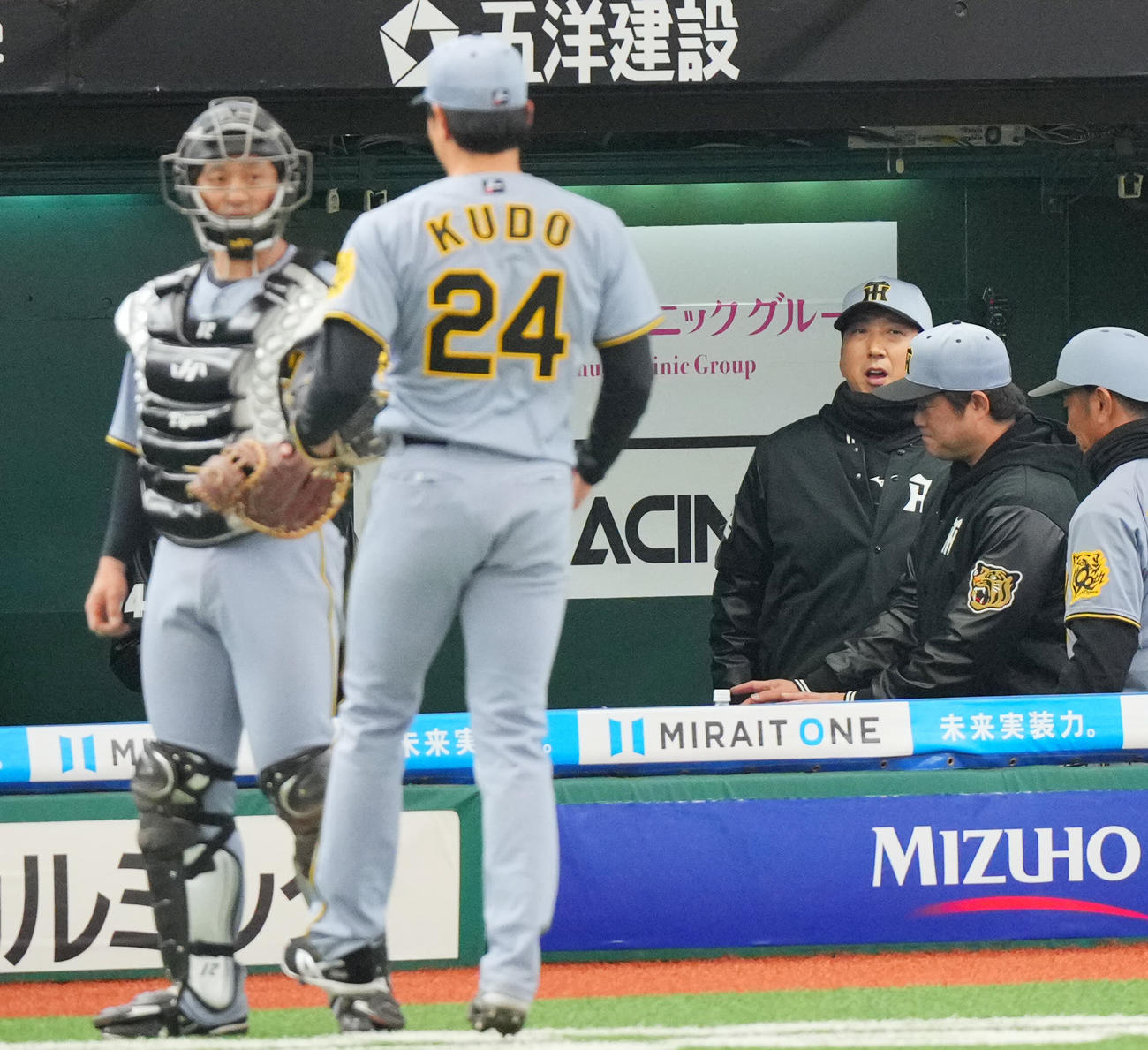 西武対阪神　5回裏西武の攻撃を無失点に抑えた無失点の阪神工藤（24番）に声をかける藤川監督（右から3人目）（撮影・垰建太）