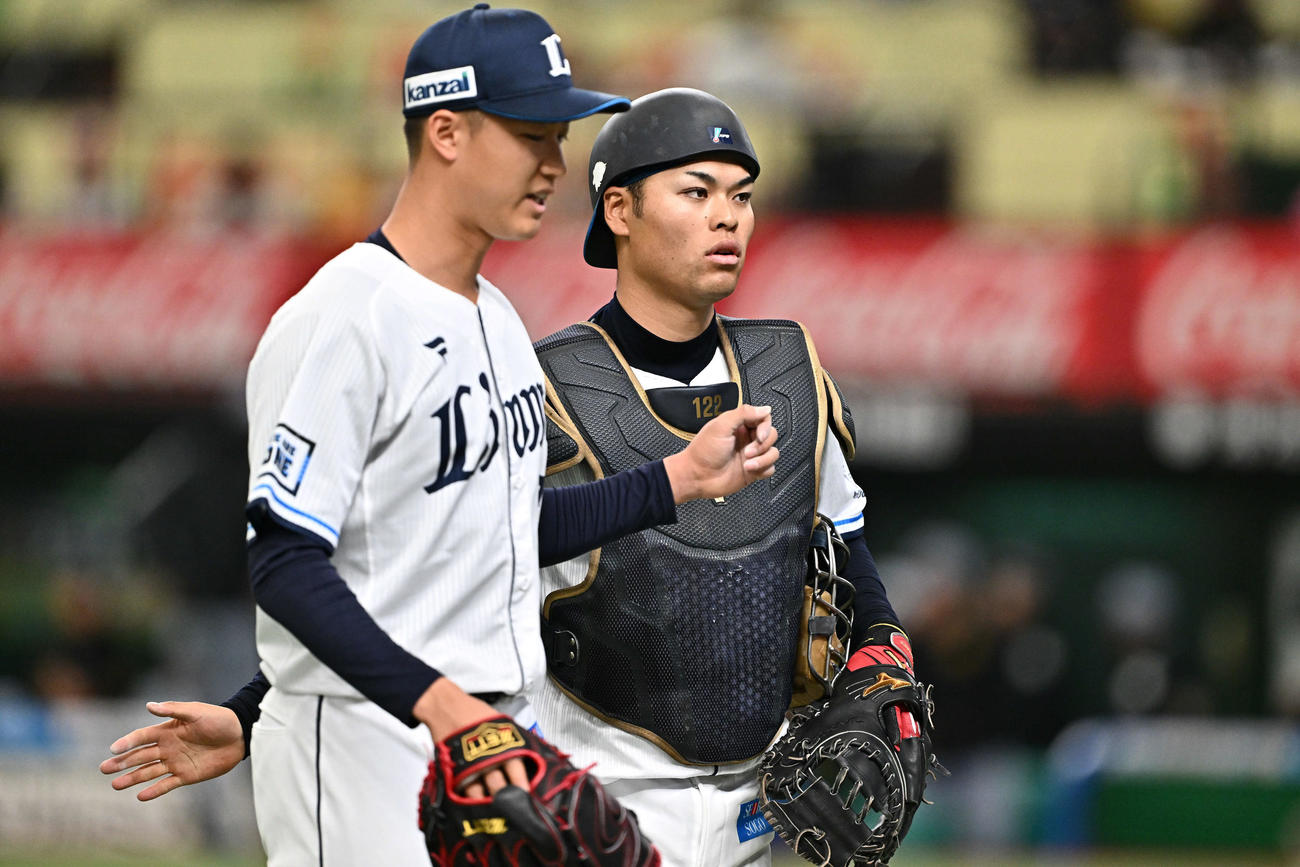 西武対阪神　4回表を終え西武是沢（右）は菅井と引き揚げる（撮影・滝沢徹郎）
