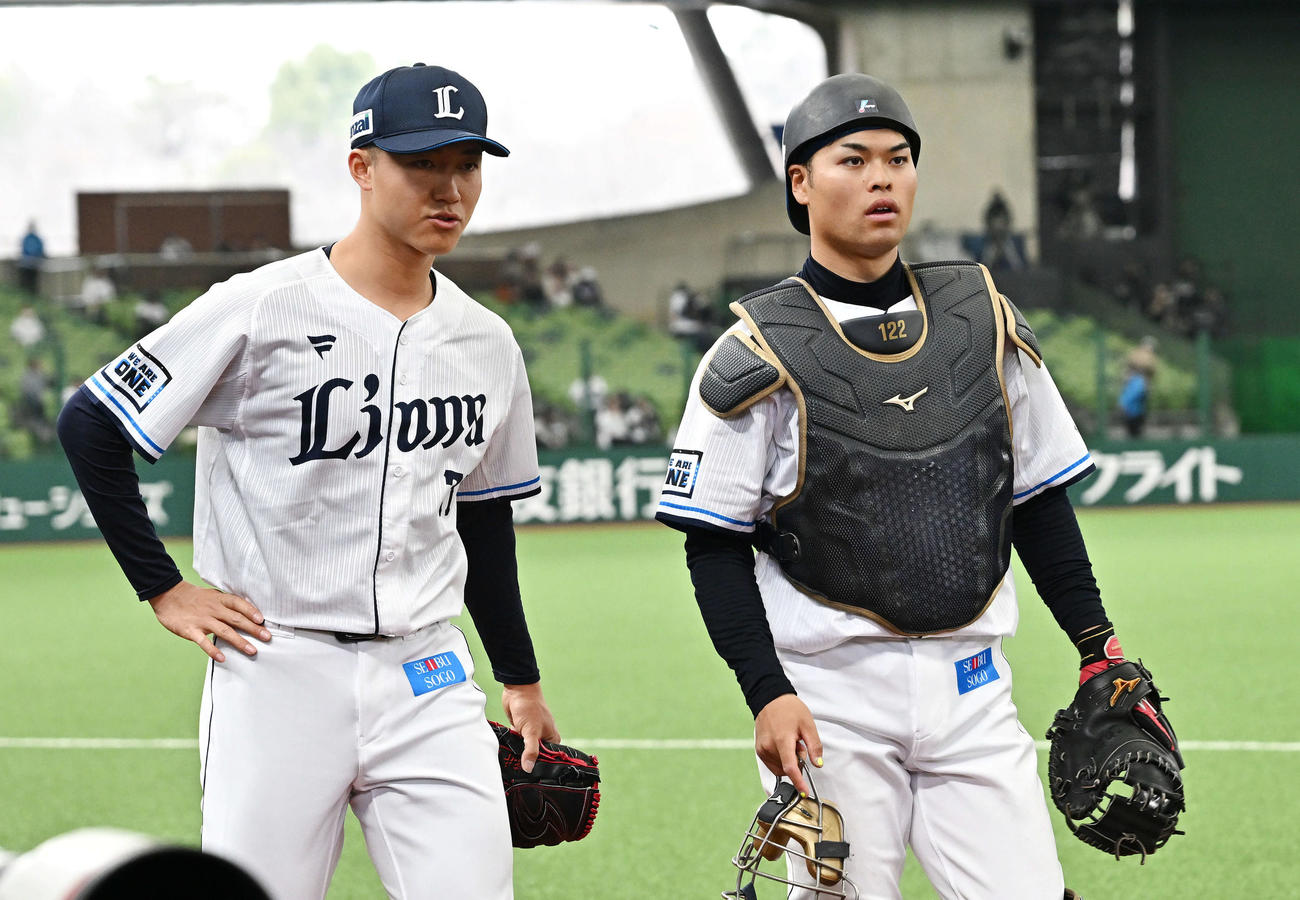 西武対阪神　試合に臨む西武菅井（左）と是沢（撮影・滝沢徹郎）