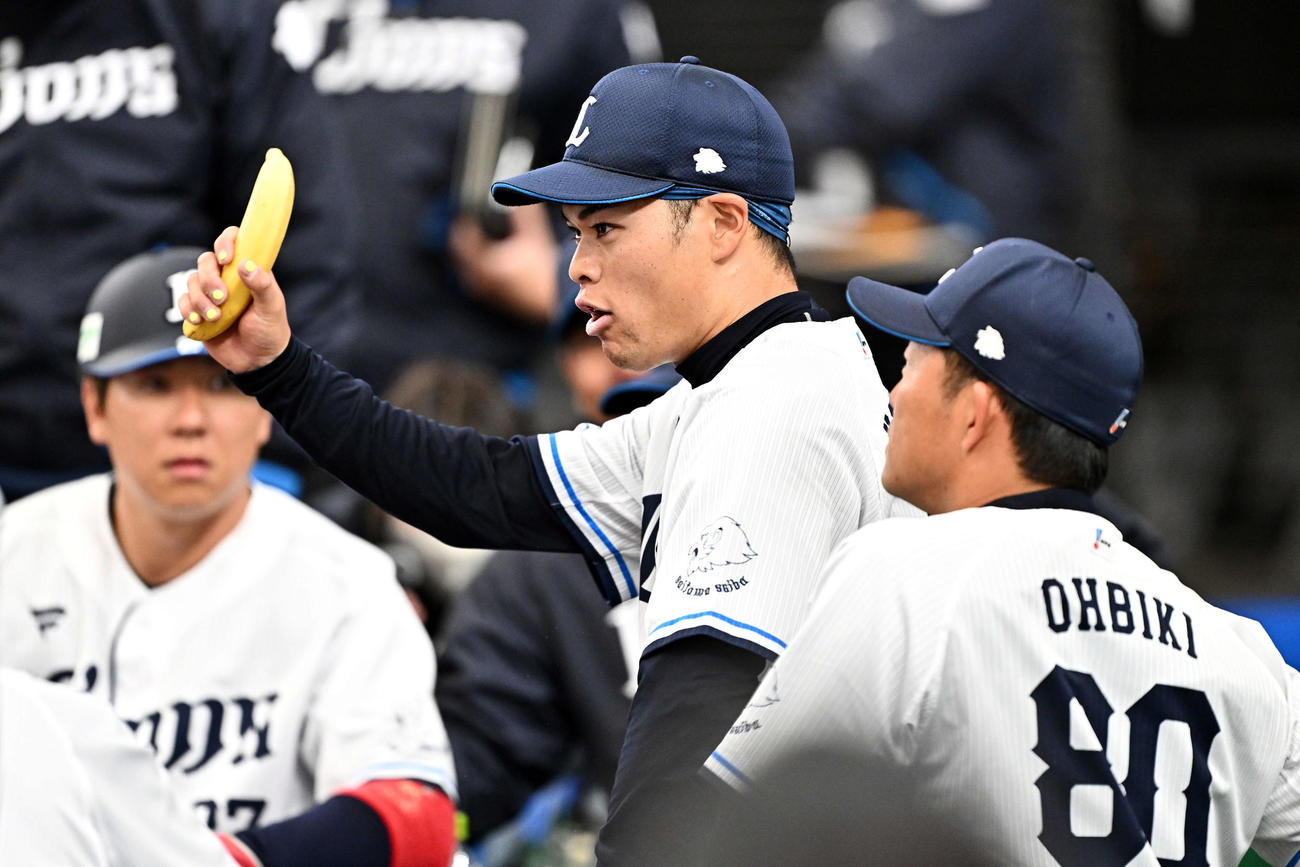 西武対阪神　試合前の円陣でバナナを手に声出しをする西武是沢（中央）（撮影・滝沢徹郎）