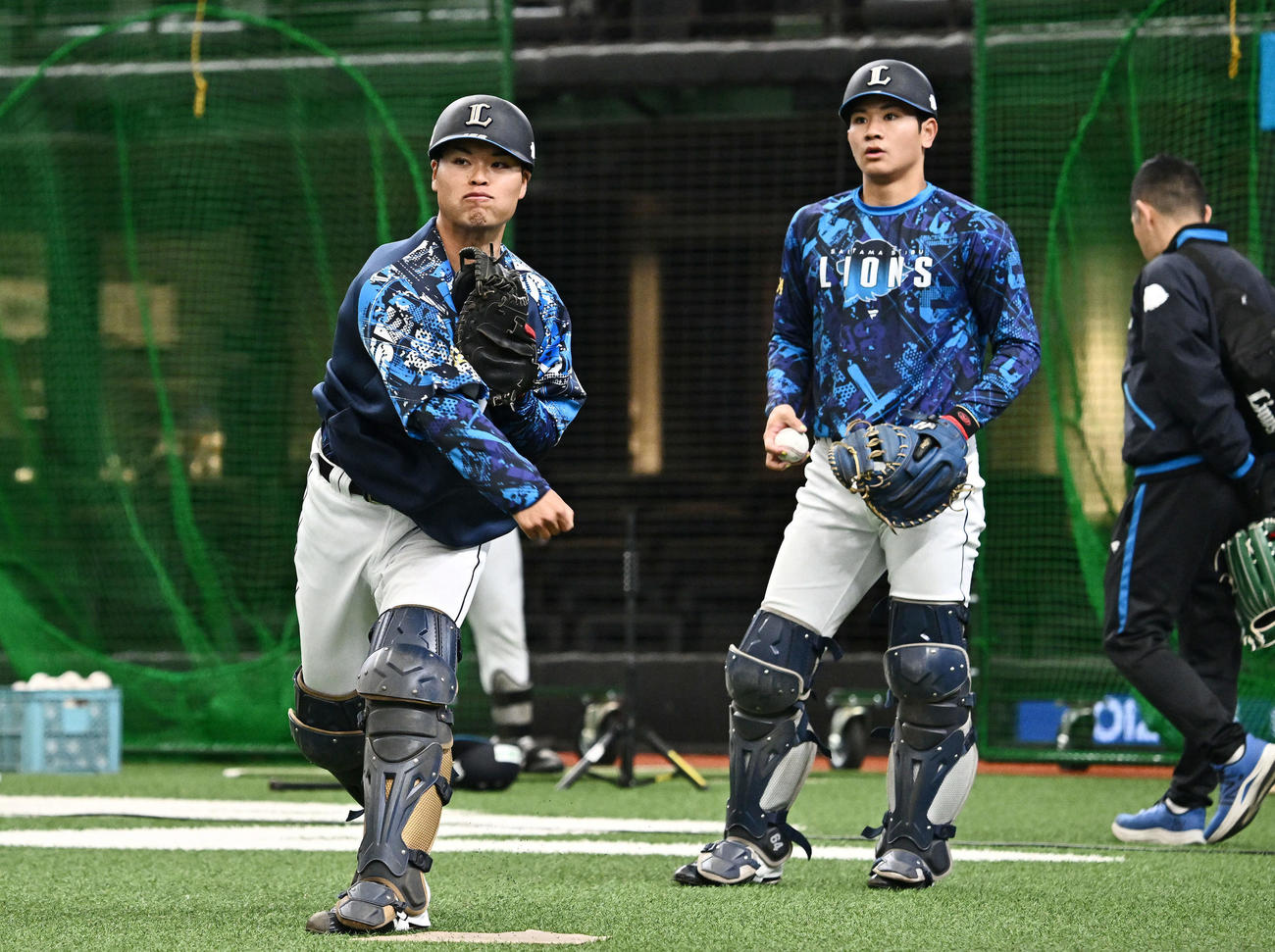 西武対阪神　試合前練習する西武是沢（左）と龍山（撮影・滝沢徹郎）