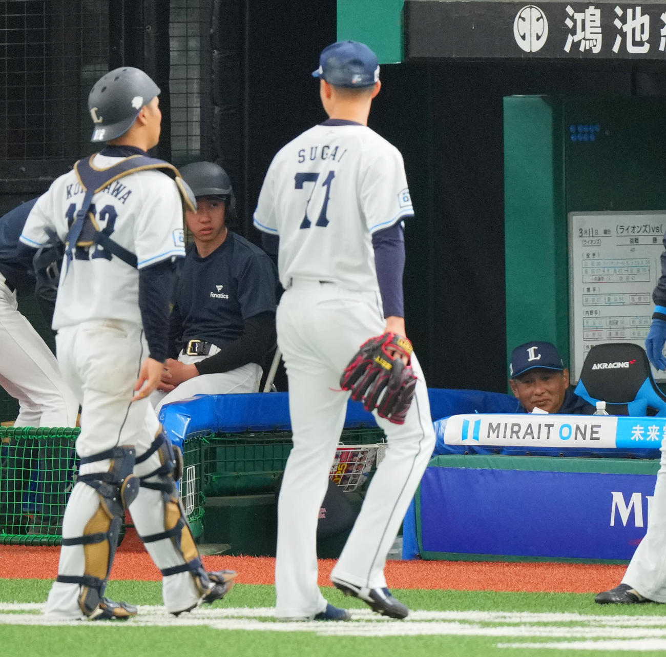 西武対阪神　4回表阪神無の攻撃を無失点に抑えた西武先発の菅井（中央）と是沢を笑みを浮かべながら見つめる西口監督（右）（撮影・垰建太）