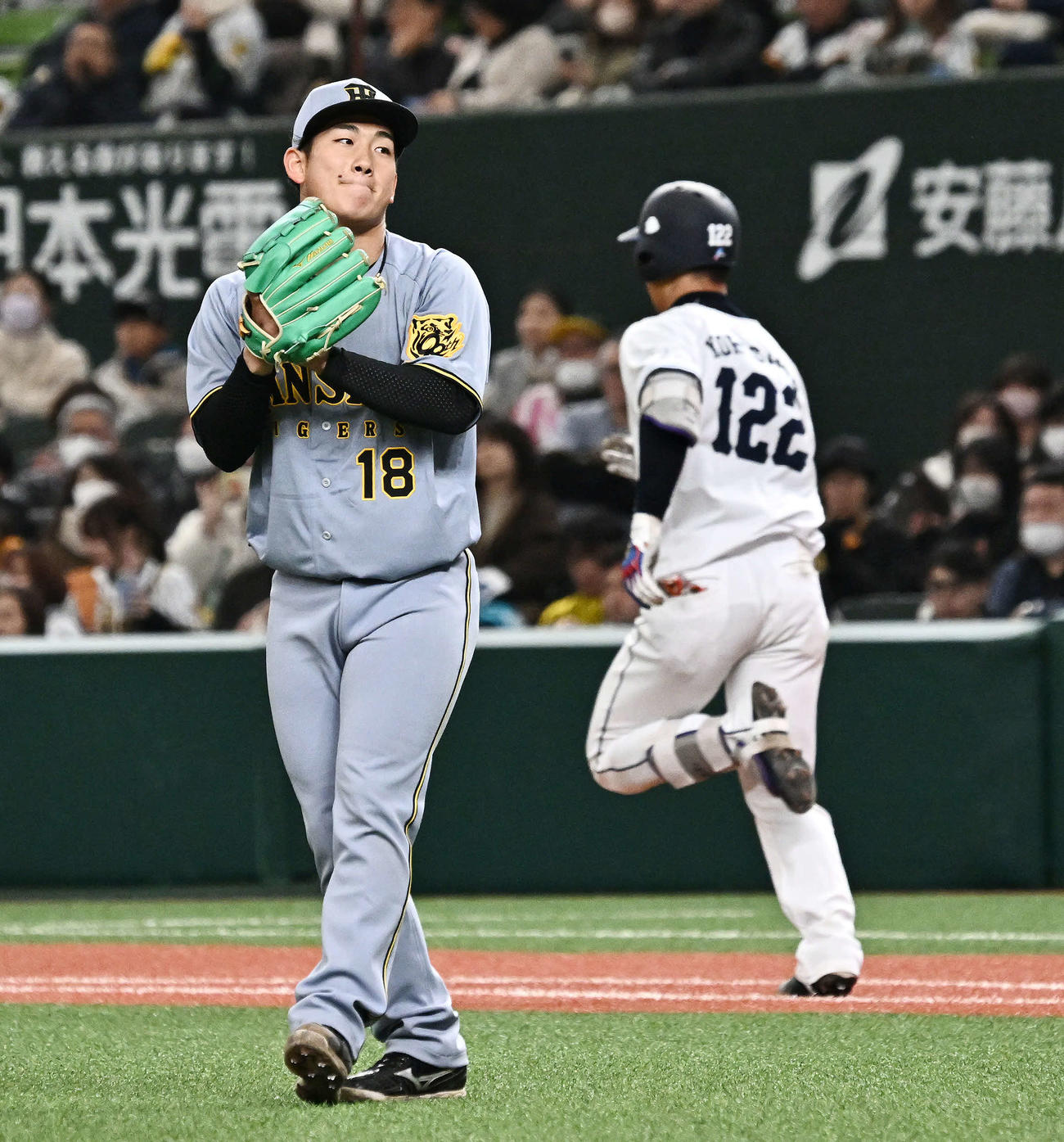 西武対阪神　4回裏西武2死満塁、是沢（後方）を遊ゴロに打ち取りグラブをたたく伊原（撮影・滝沢徹郎）