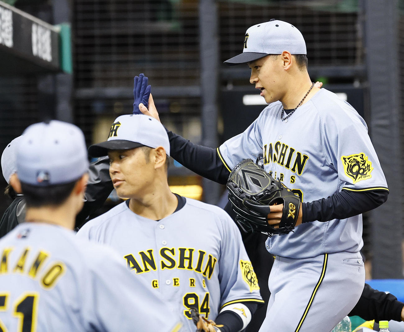 西武対阪神　6回を無失点に抑え、ベンチで出迎えられる阪神早川（撮影・藤尾明華）