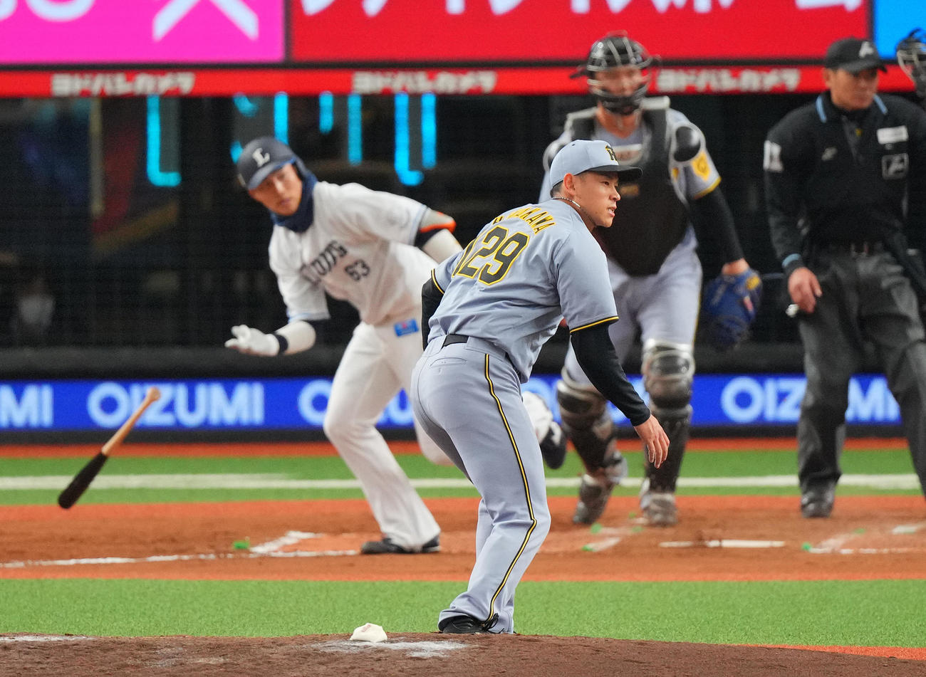 西武対阪神　7回裏西武2死一、二塁、長谷川に先制適時打を許す早川（撮影・垰建太）