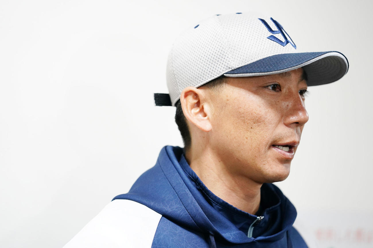 楽天対ヤクルト　試合前、震災への思いを語るヤクルト嶋コーチ（撮影・横山健太）