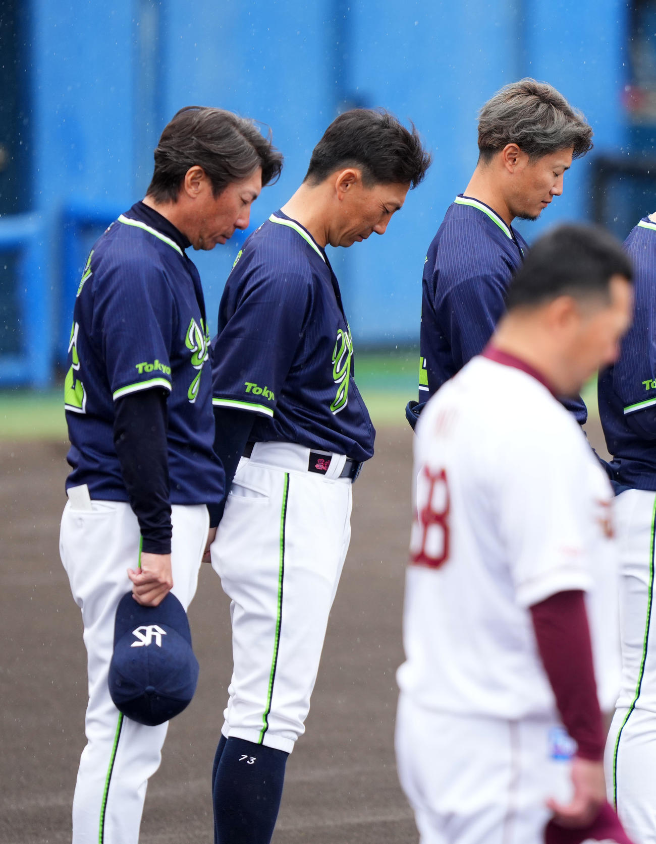 楽天対ヤクルト　黙とうする、左からヤクルト高津監督、嶋コーチ（撮影・横山健太）
