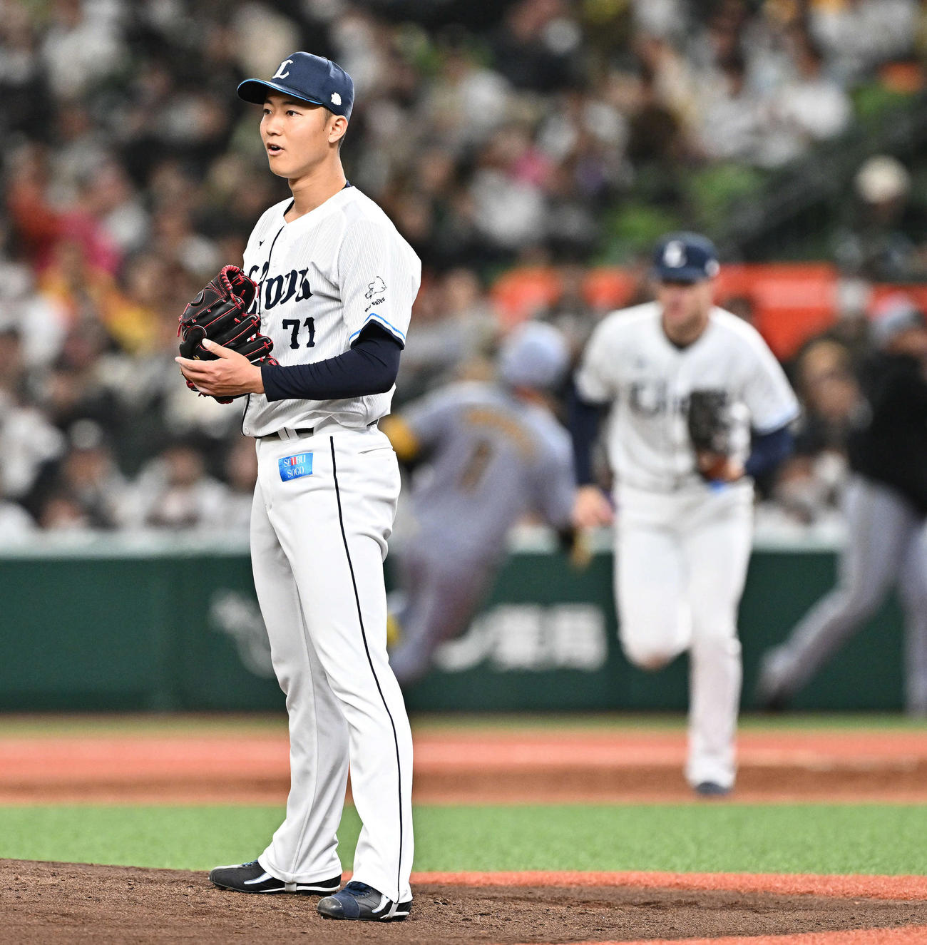 西武対阪神　4回表阪神1死一塁、森下を併殺に打ち取り野手に拍手を送る菅井（手前）（撮影・滝沢徹郎）