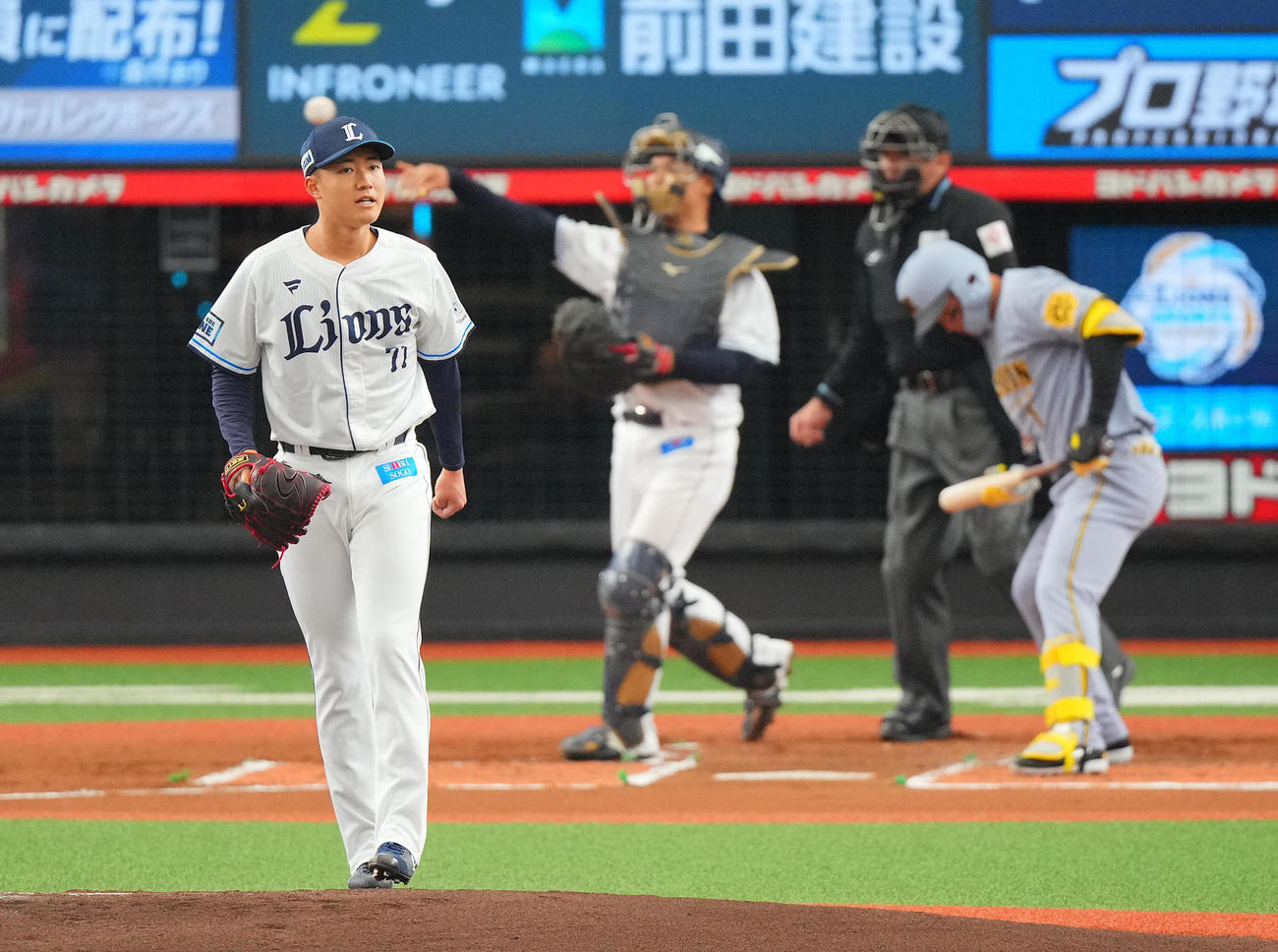 西武対阪神　2回表阪神無死、森下を見逃しの三振に仕留める菅井（撮影・垰建太）