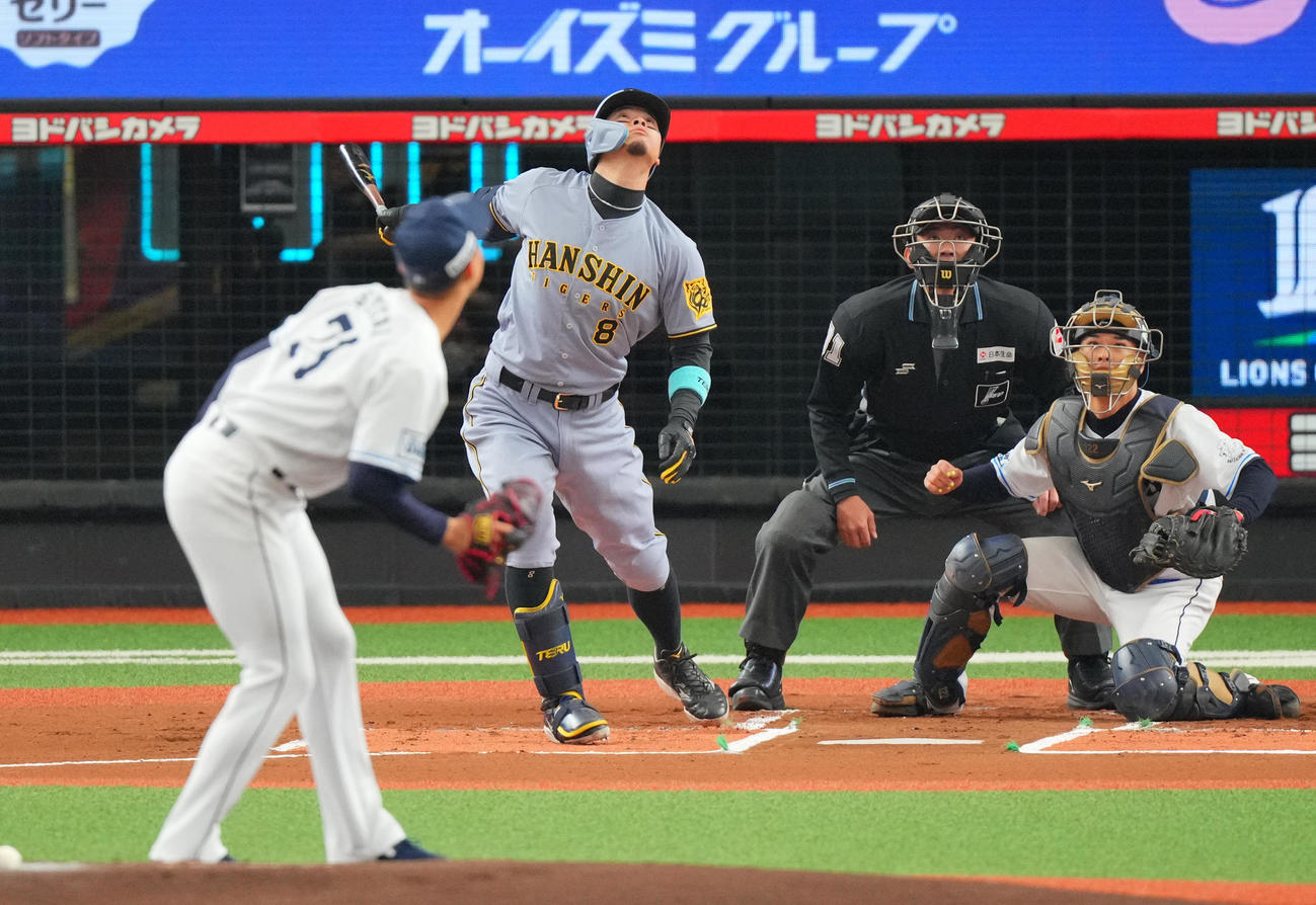 西武対阪神　1回表阪神2死、三邪飛に倒れる佐藤輝。投手菅井（撮影・垰建太）