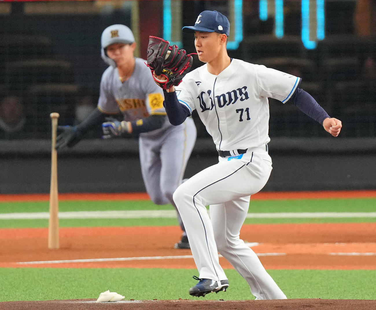 西武対阪神　1回表阪神1死、中野の鋭い打球に反応し投ゴロとする菅井（撮影・垰建太）