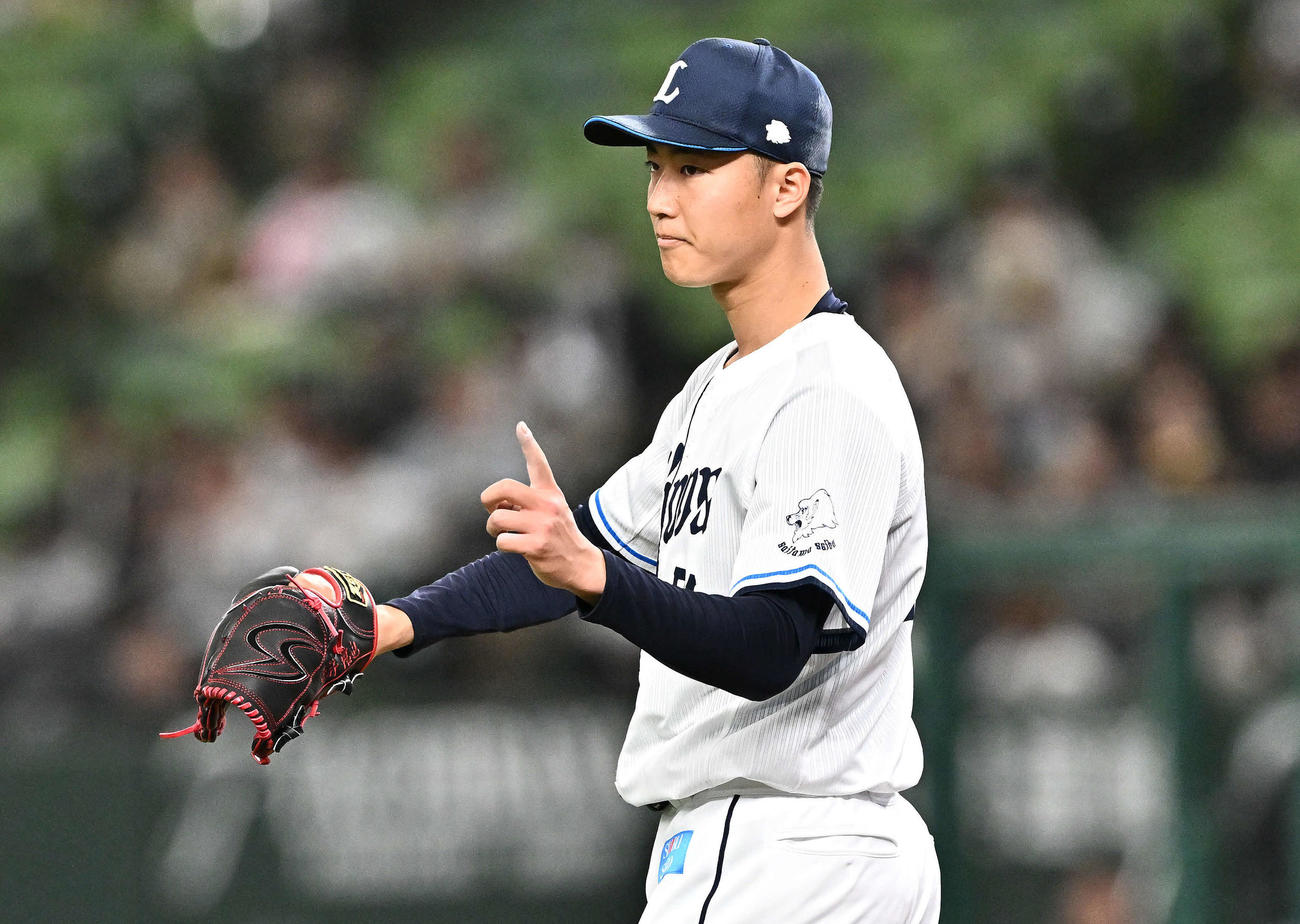 西武対阪神　4回表西武無死一塁、佐藤輝を遊飛に打ち取り引き締まった表情の菅井（撮影・滝沢徹郎）