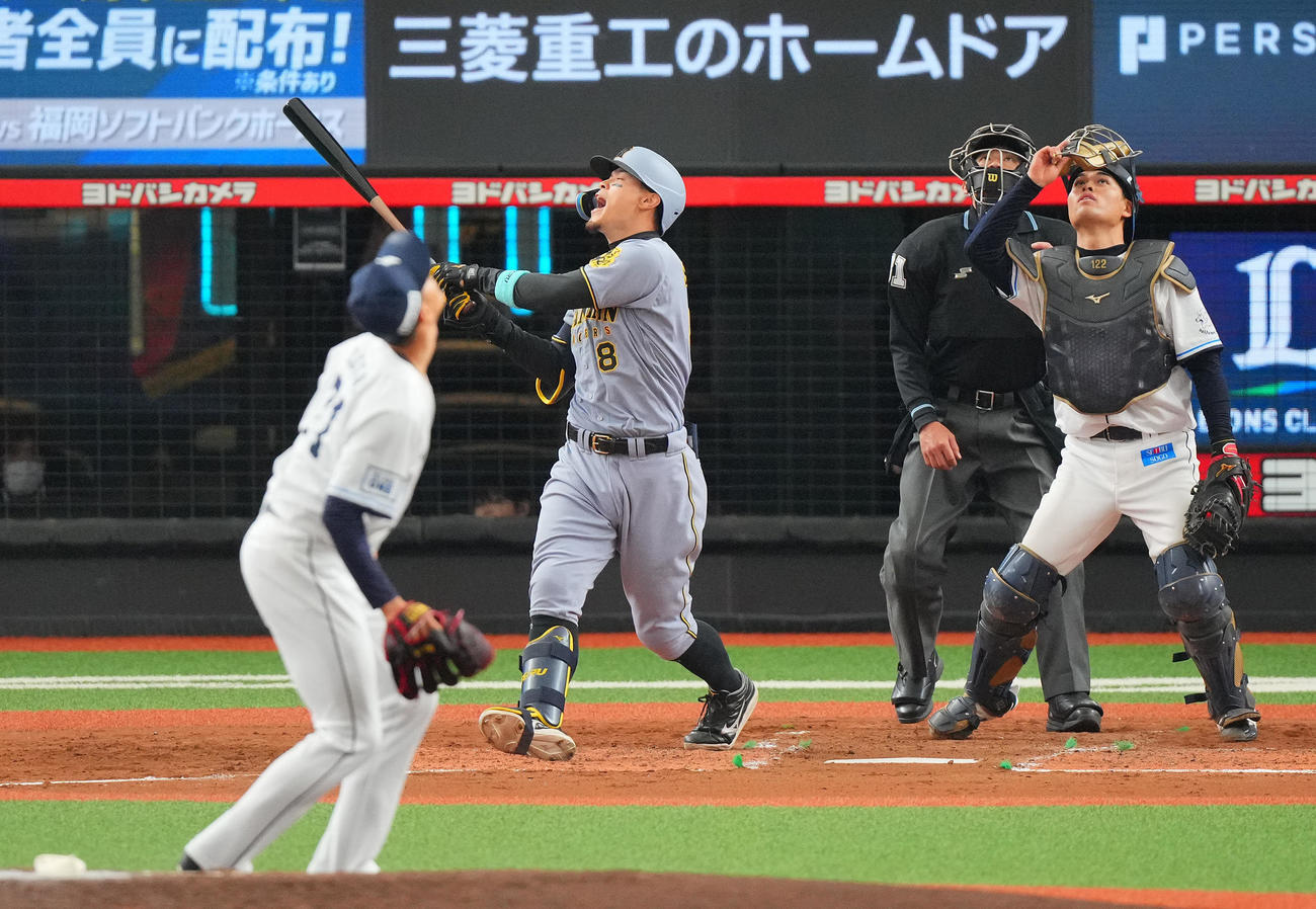 西武対阪神　4回表阪神無死一塁、打球を打ち上げ声をあげ悔しがる佐藤輝。投手菅井（撮影・垰建太）