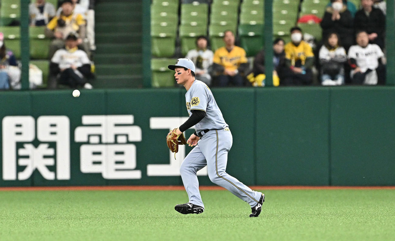 西武対阪神　3回裏西武2死、長谷川の打球を見失い二塁打を許す右翼手森下（撮影・滝沢徹郎）