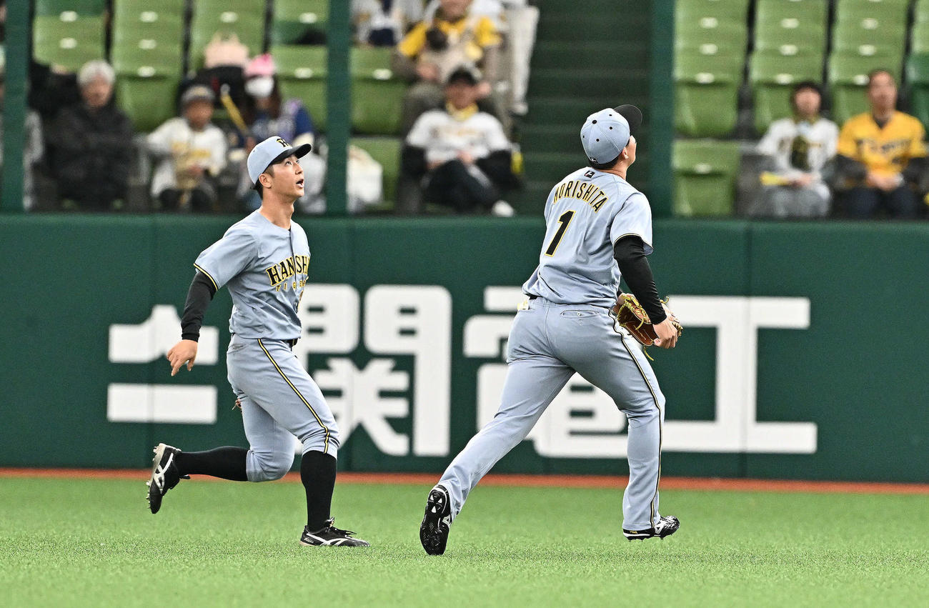 西武対阪神　3回裏西武2死、目測を誤り二塁打を許す中堅手井坪（左）と右翼手森下（撮影・滝沢徹郎）