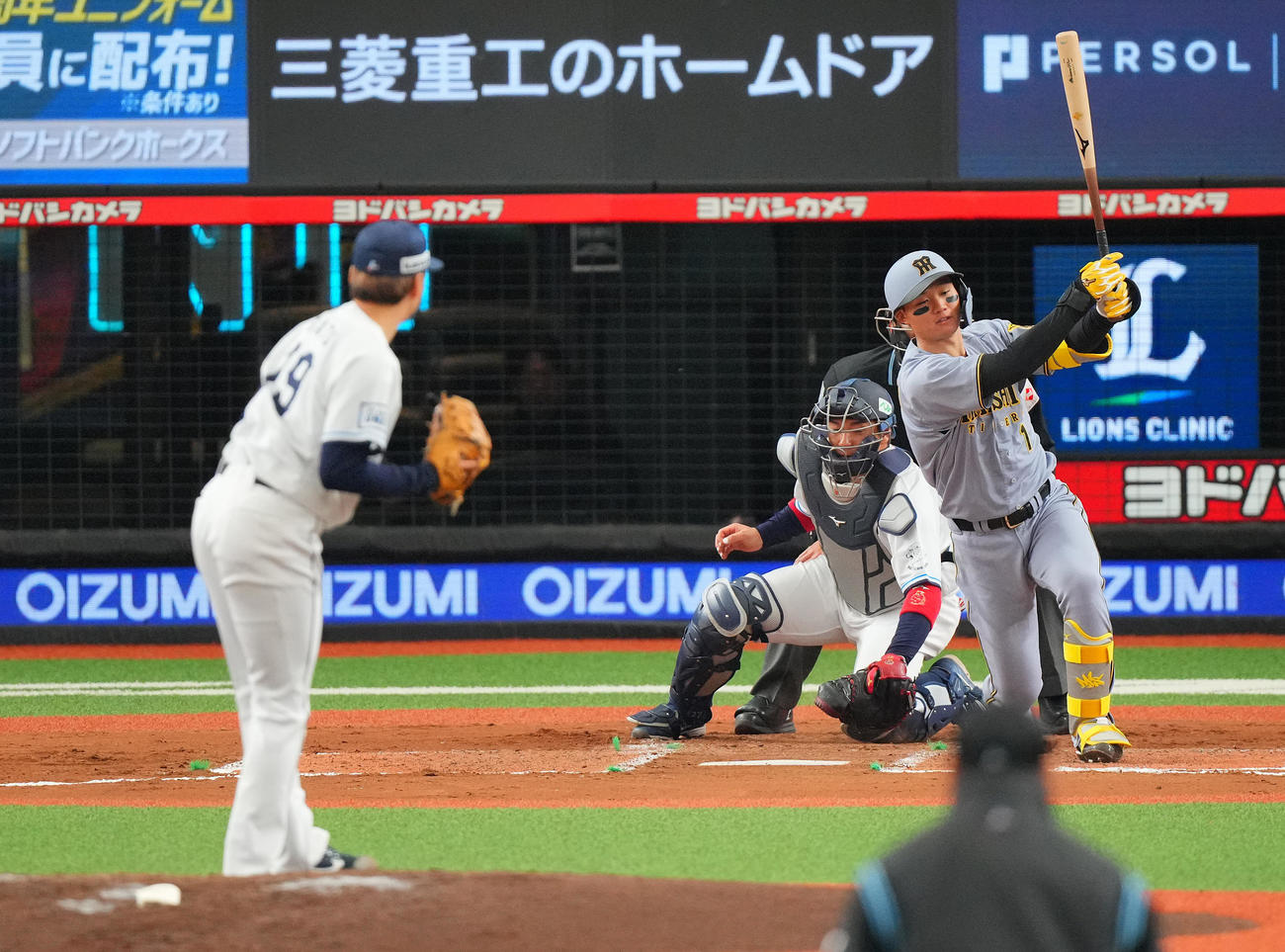 西武対阪神　7回表阪神2死、空振り三振に倒れる森下。投手佐藤隼（撮影・垰建太）