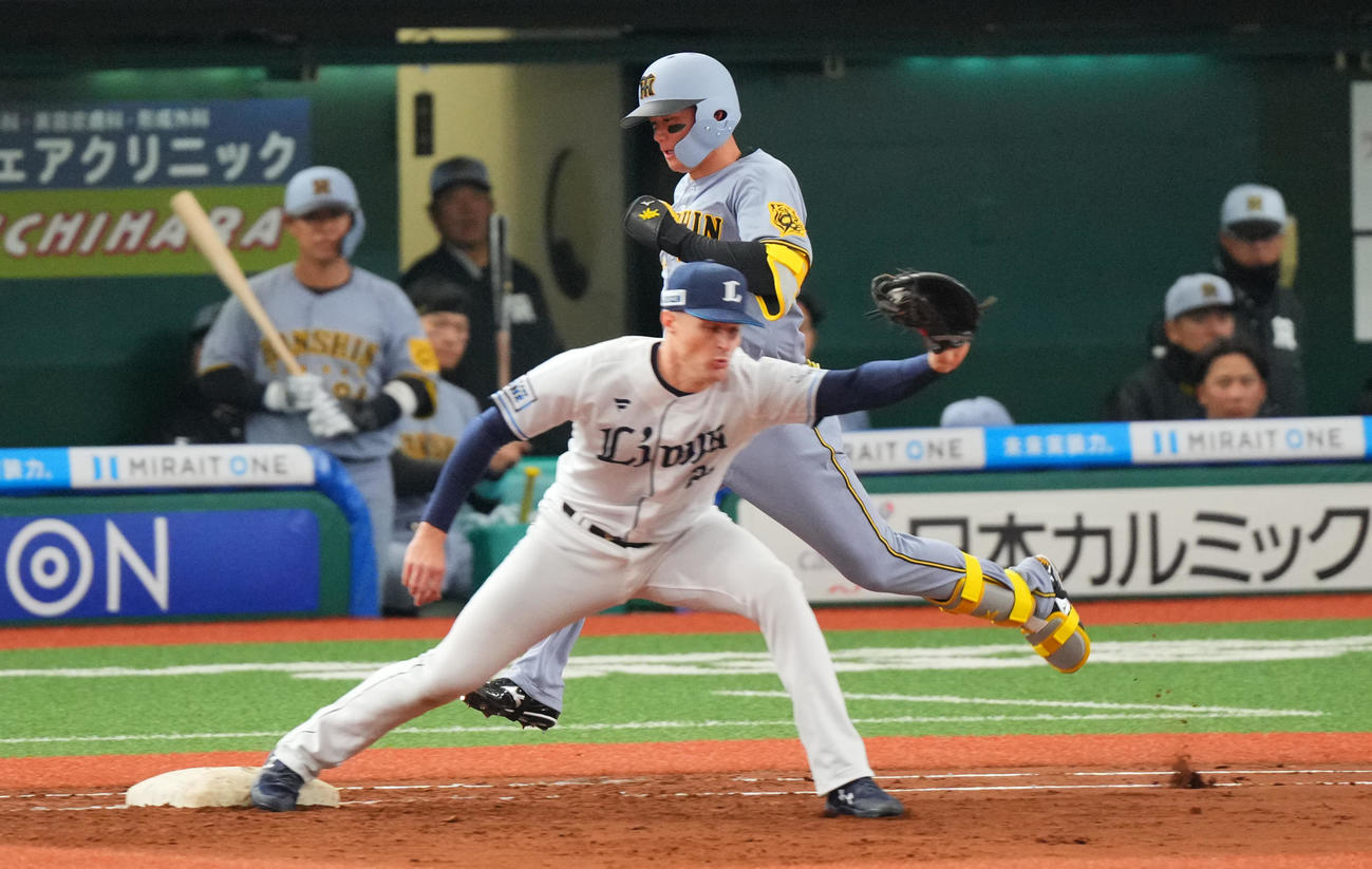 西武対阪神　4回表阪神1死一塁、併殺に倒れる森下。一塁手ネビン（撮影・垰建太）