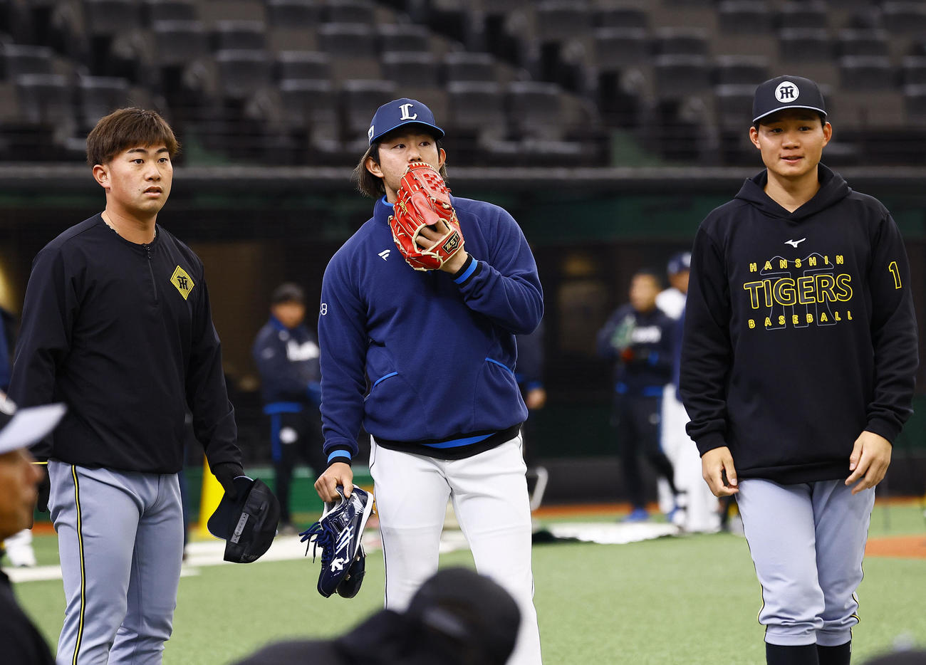 西武対阪神　話しをする左から阪神桐敷、西武今井、阪神森下（撮影・藤尾明華）