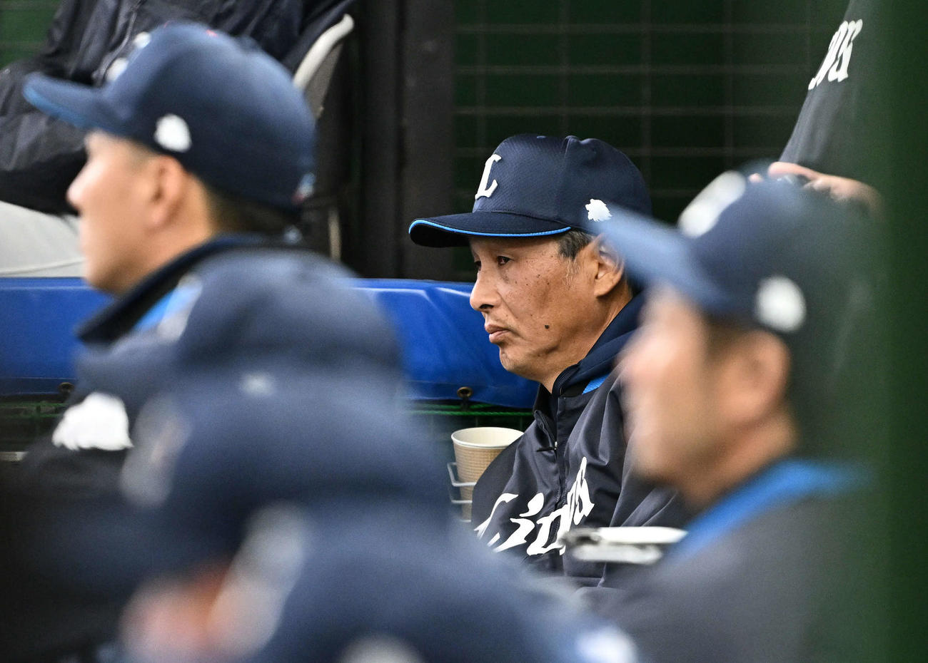 西武対阪神　9回表、ベンチから戦況を見守る西武西口監督（後方）（撮影・滝沢徹郎）