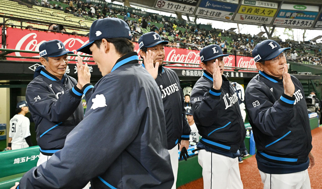 西武対阪神　試合後、選手とタッチをかわす西武西口監督（後方左）（撮影・滝沢徹郎）
