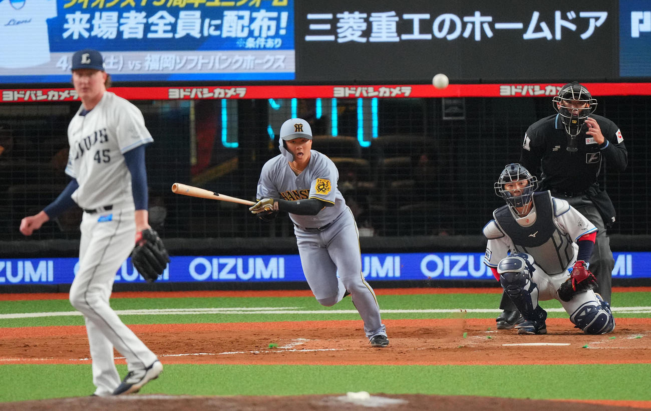 西武対阪神　9回表阪神2死、内野安打で出塁する前川（撮影・垰建太）
