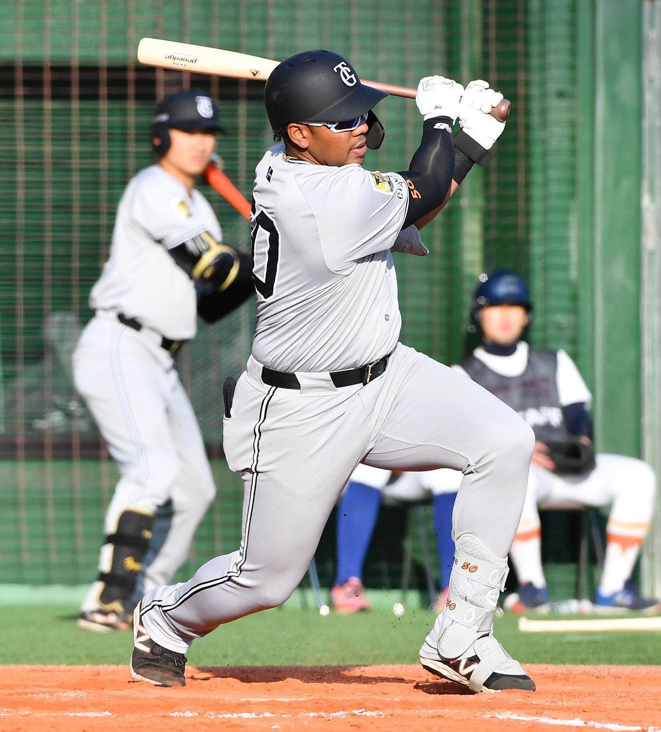 ソフトバンク対巨人　8回表巨人2死満塁、オコエは同点となる中前2点適時打を放つ（撮影・岩下翔太）