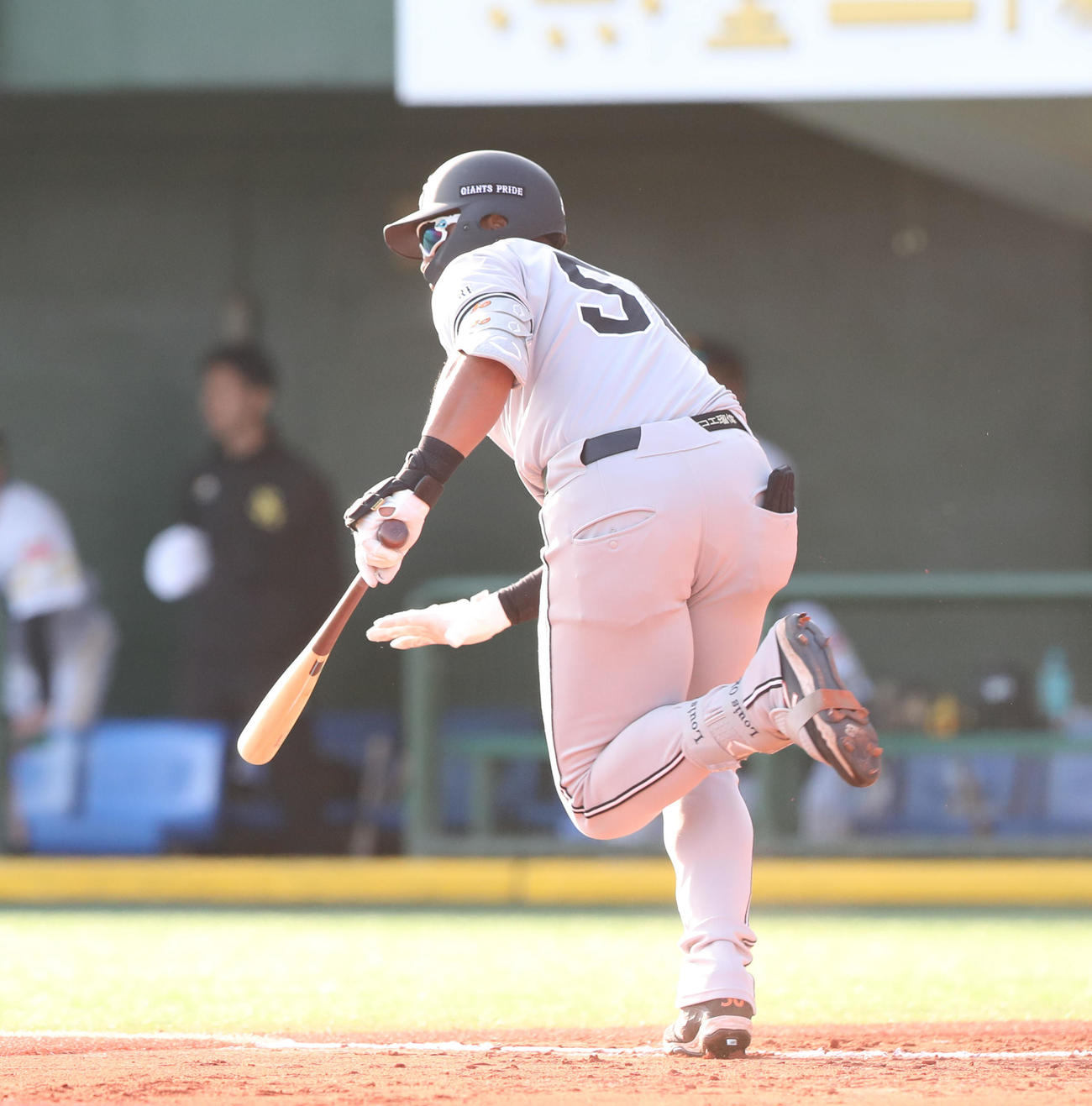 ソフトバンク対巨人　8回表巨人2死満塁、オコエは同点となる2点適時打を放つ（撮影・梅根麻紀）