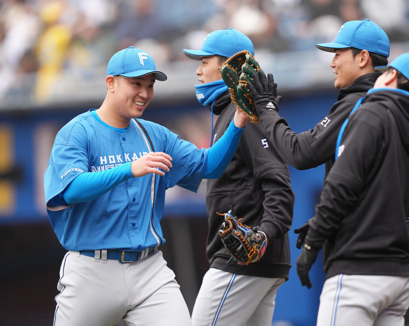 ロッテ対日本ハム　6回から登板し、ロッテの攻撃を3者凡退に抑えた日本ハム古林睿煬（左）は笑顔でベンチに戻る（撮影・足立雅史）