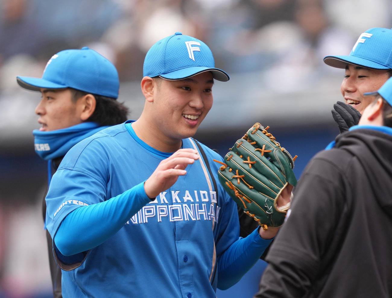ロッテ対日本ハム　6回から登板し、ロッテの攻撃を3者凡退に抑えた日本ハム古林睿煬（中央）は笑顔でベンチに戻る（撮影・足立雅史）