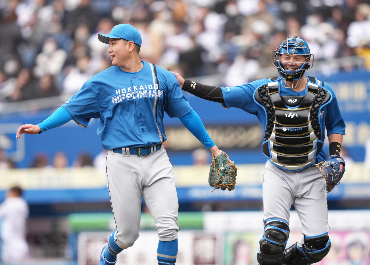 ロッテ対日本ハム　6回から登板し、ロッテの攻撃を3者凡退に抑えた日本ハム古林睿煬（左）は伏見と笑顔でベンチに戻る（撮影・足立雅史）
