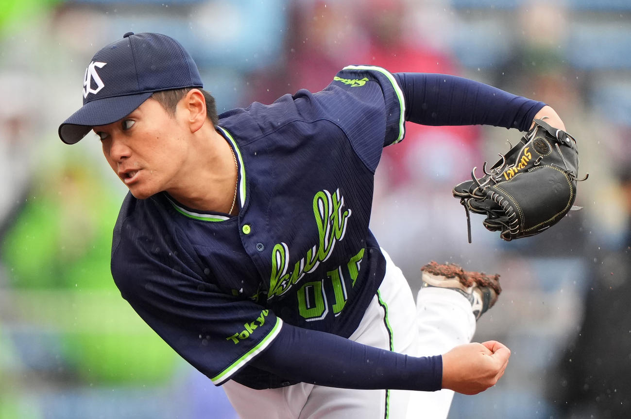 楽天対ヤクルト　4回裏途中から登板したヤクルト鈴木康（撮影・横山健太）