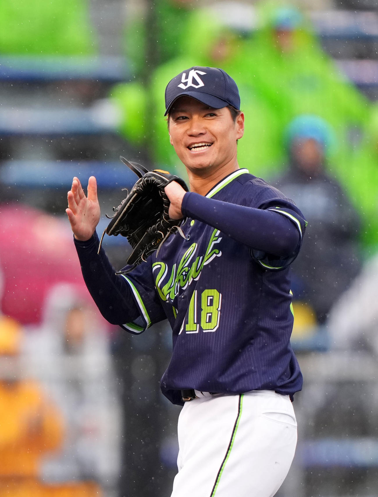 楽天対ヤクルト　5回裏を無失点に抑え笑顔を見せるヤクルト鈴木康（撮影・横山健太）