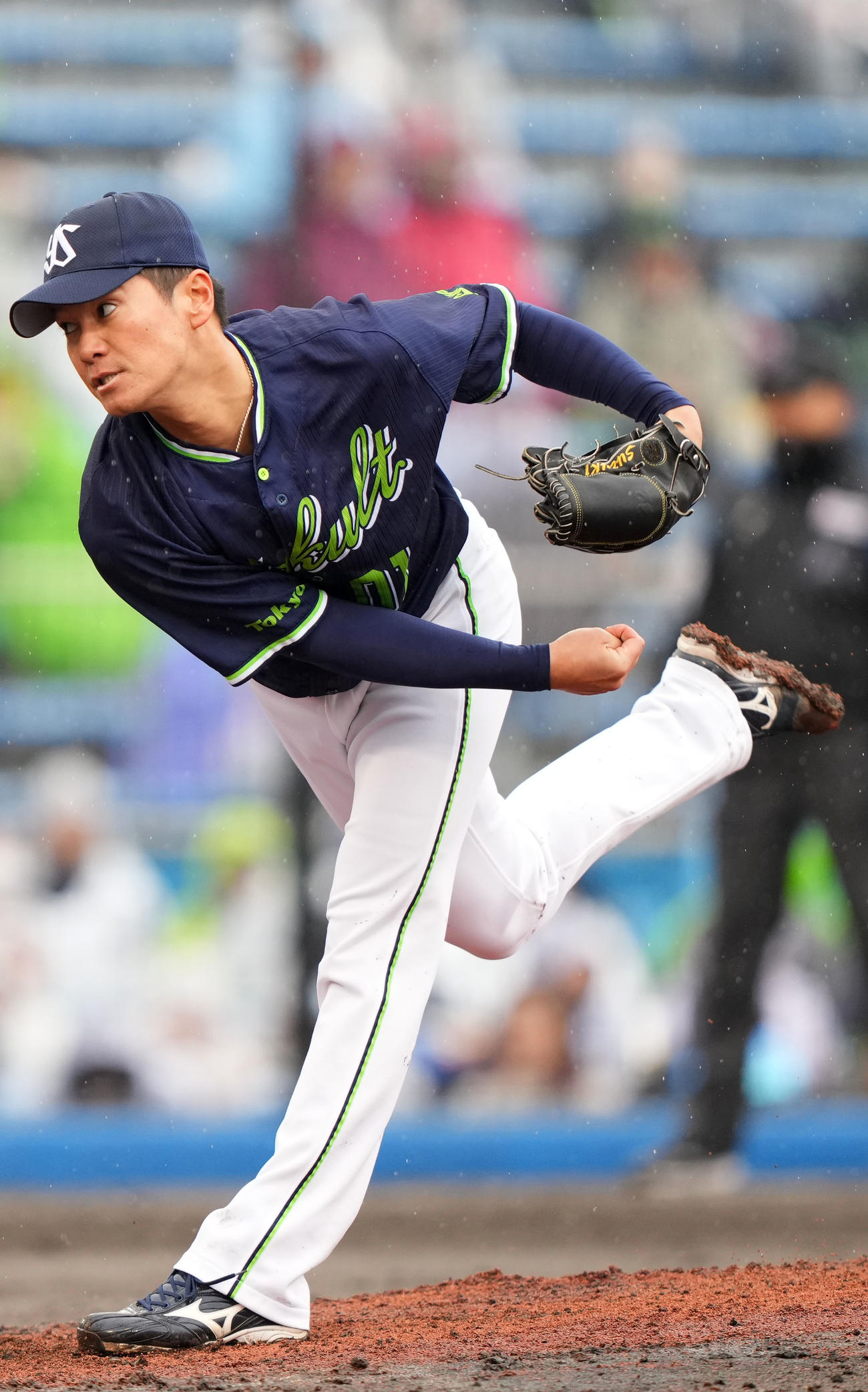 楽天対ヤクルト　4回裏途中から登板したヤクルト鈴木康（撮影・横山健太）