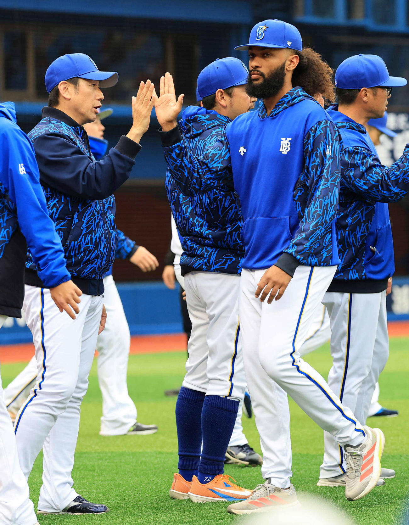 DeNA対広島　2－1で勝利し、ジャクソン（右）は三浦監督とハイタッチ（撮影・浅見桂子）
